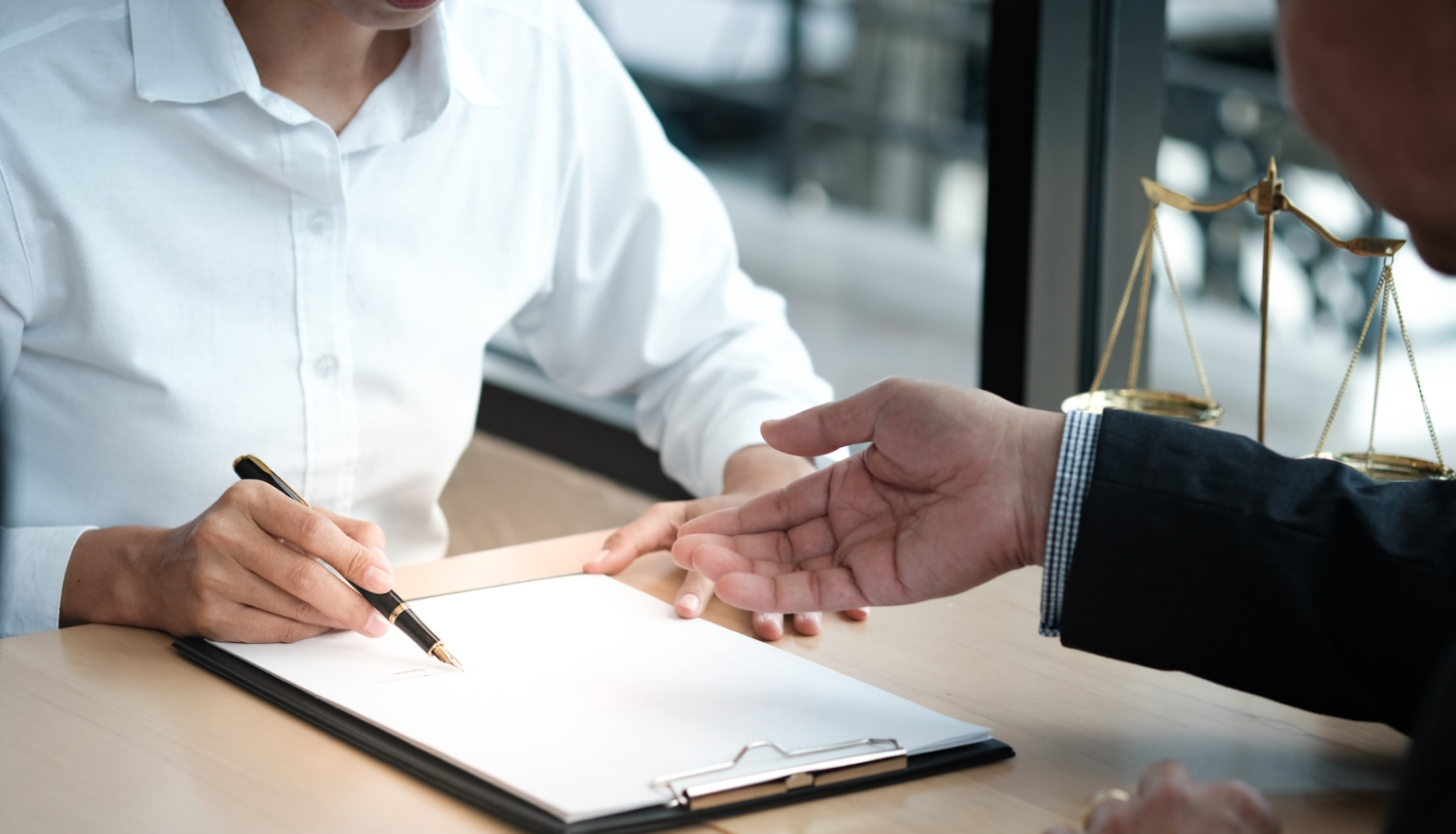 Jurists konsultē klientu