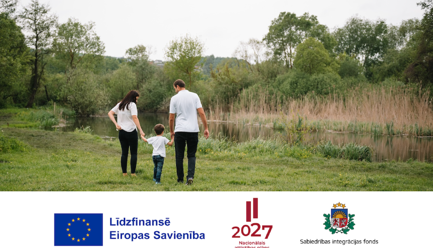 ģimene pastaigājas