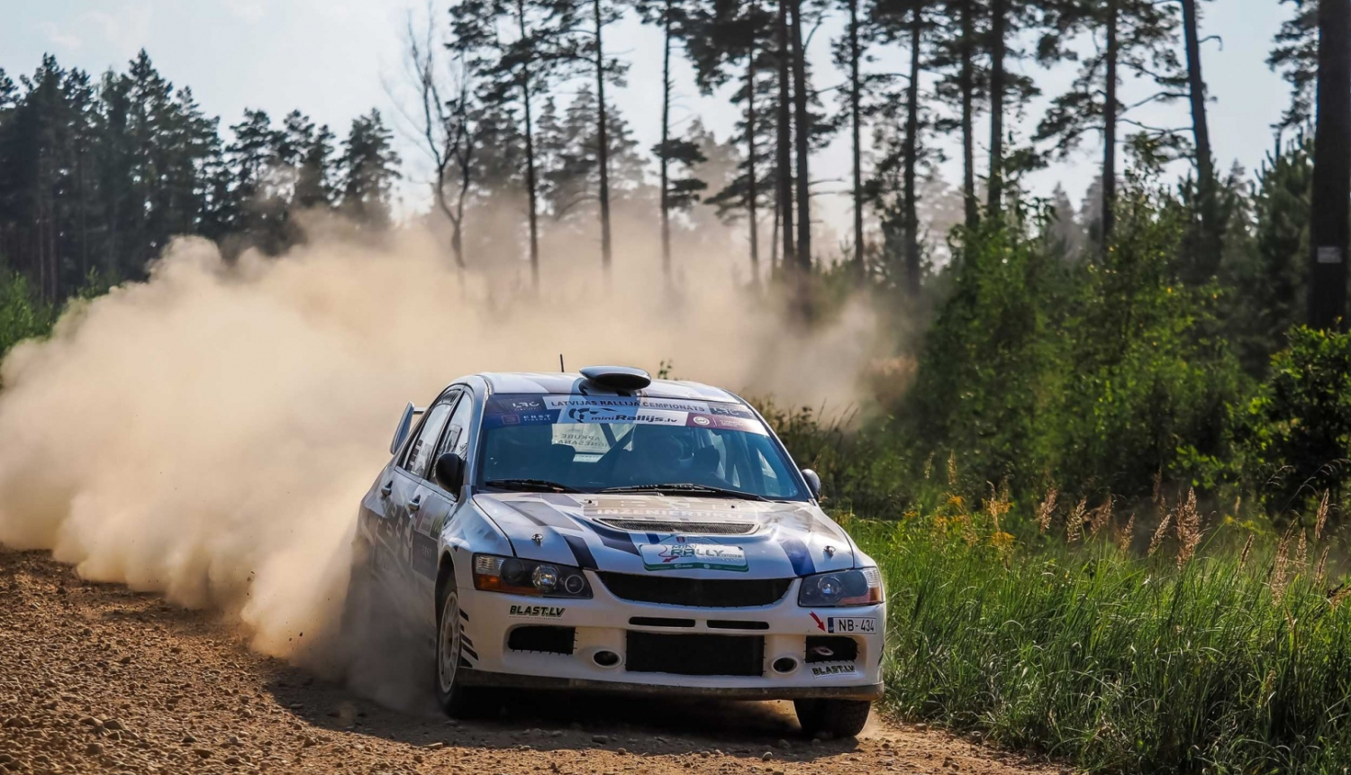 Rallija automašīna brauc pa grants ceļu