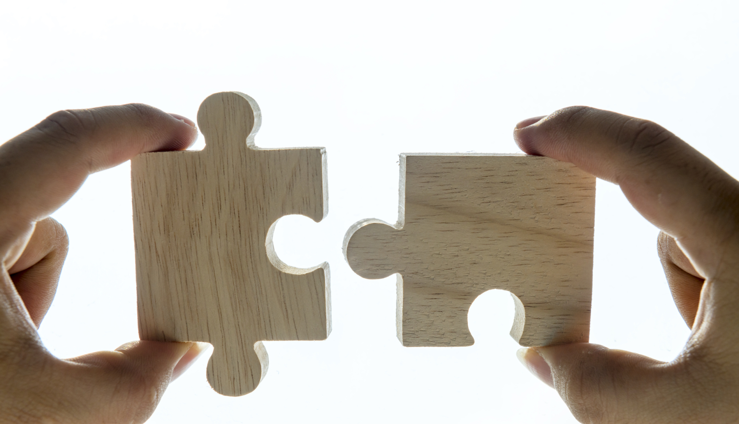 Rokas savieno puzle gabaliņus