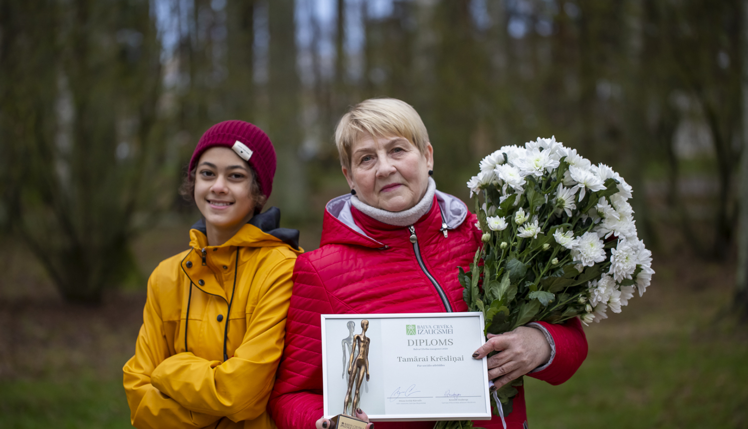 Tamāra Krēsliņa ar balvu "Cilvēka izaugsmei"