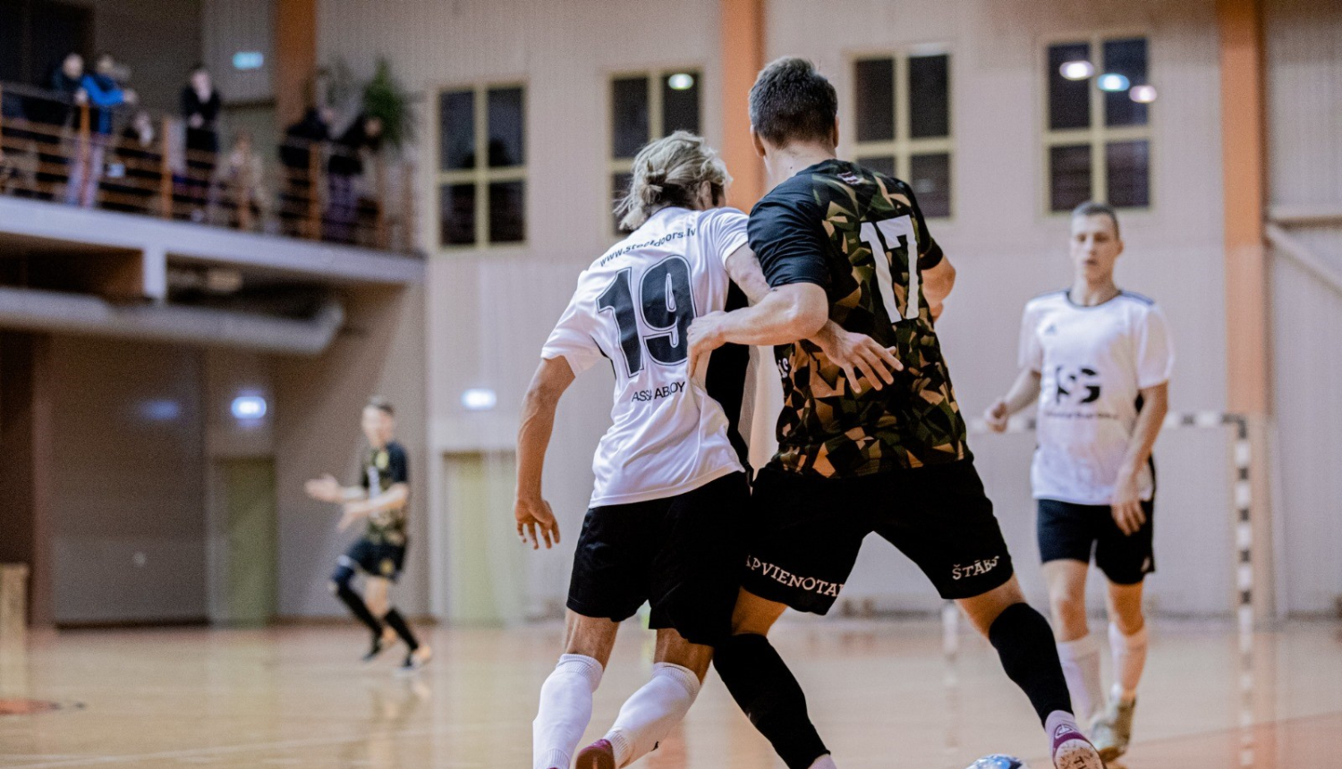 Sportisti spēlē telpu futbolu