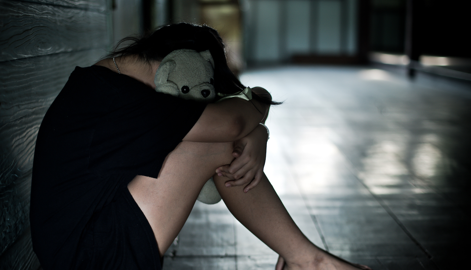 Meitene tumša gaitenī apķērusi kājas