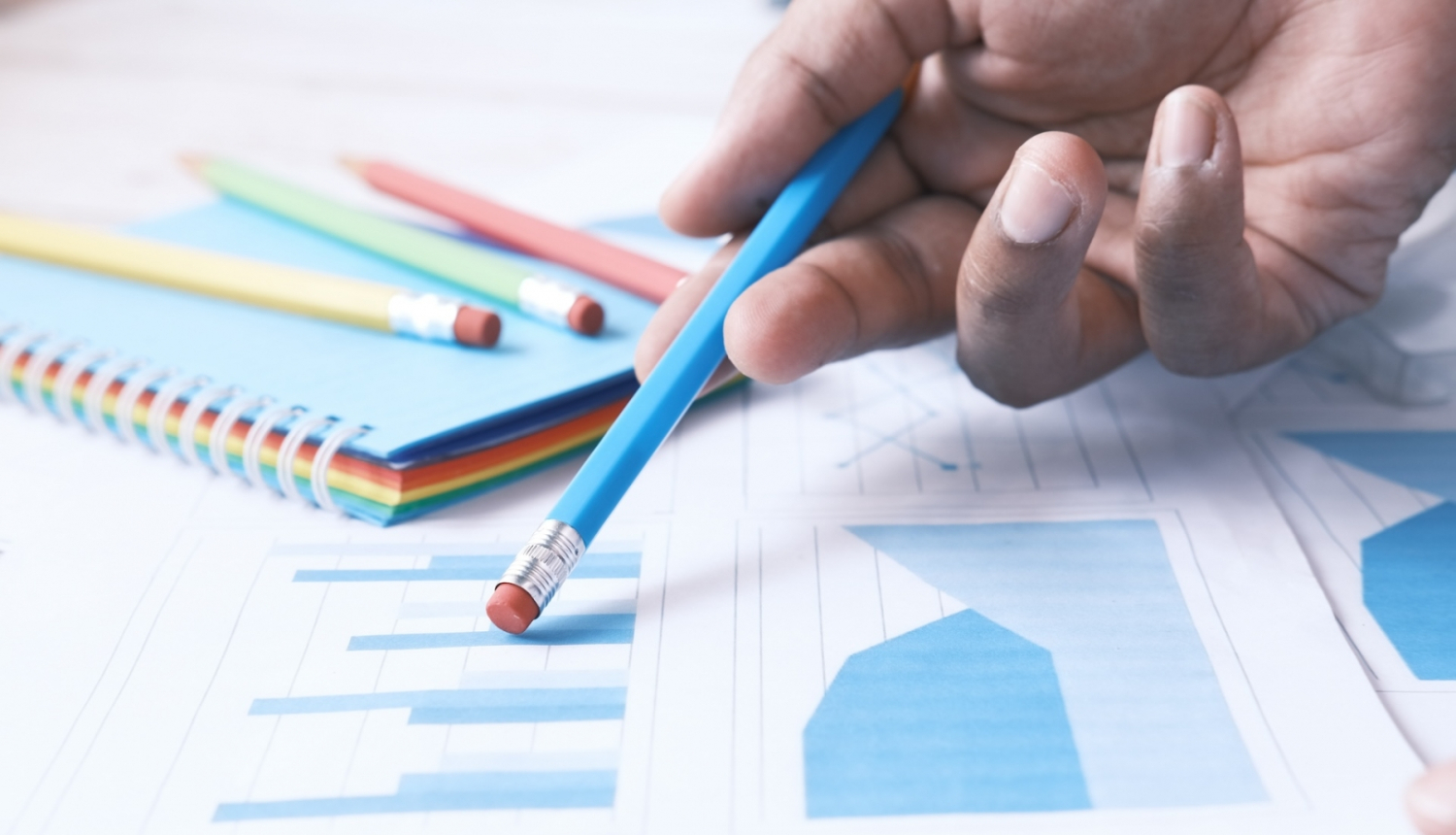 Roka ar zīmuli norāda uz statistikas izdruku