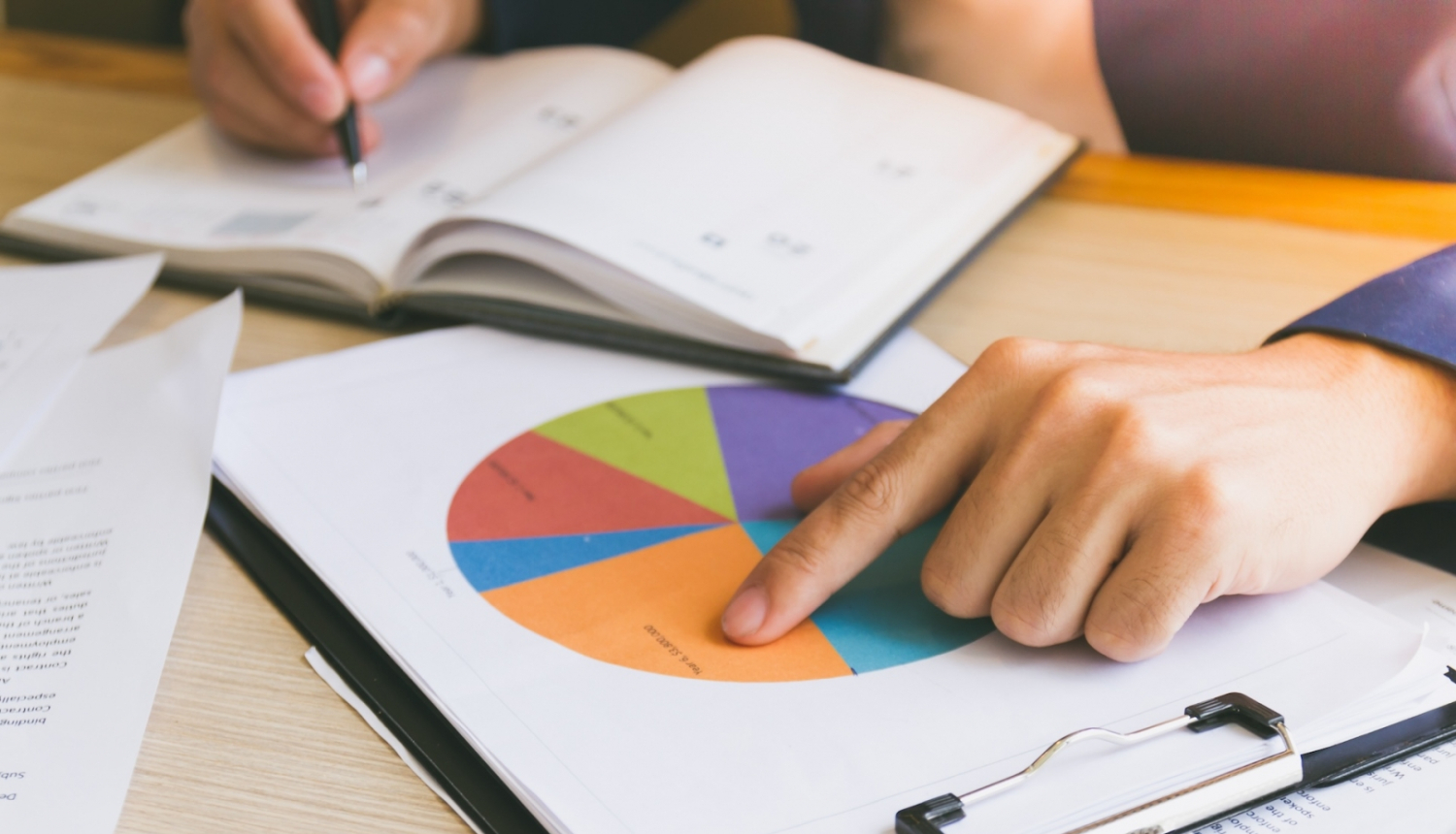 Ar roku norāda uz statistikas izdruku