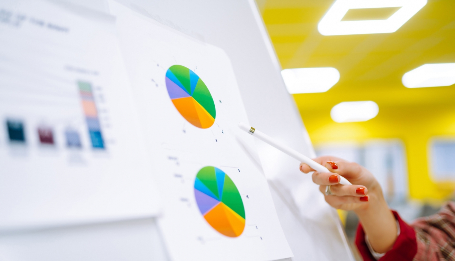 Sieviete norāda uz statistikas izdrukām