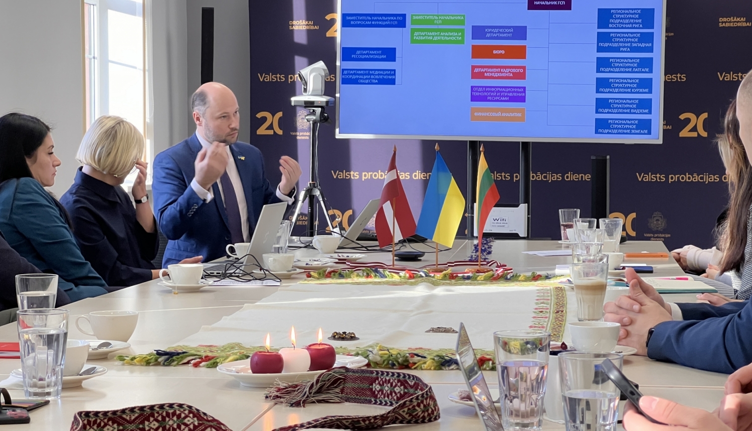 Latvijas un Ukrainas probācijas dienestu delegācijas pie galda sarunājas