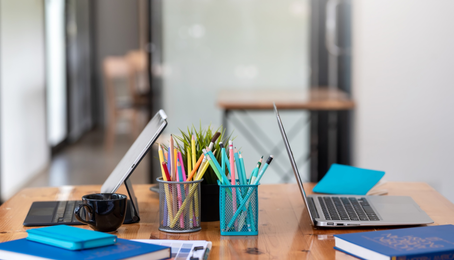 Darba galds ar diviem datoriem