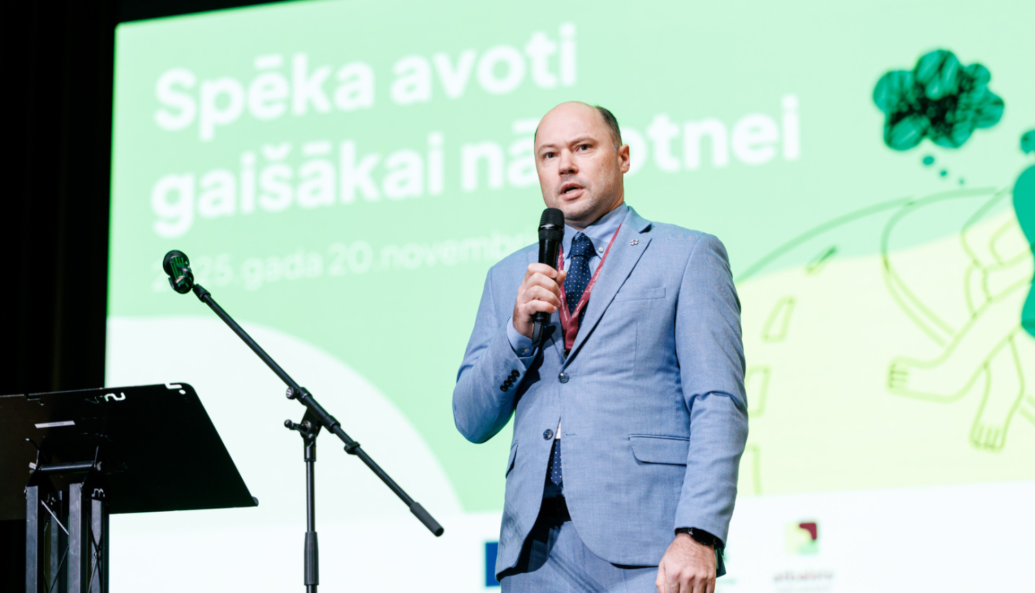 Valsts probācijas dienesta vadītājs saka uzrunu konferences dalībniekiem