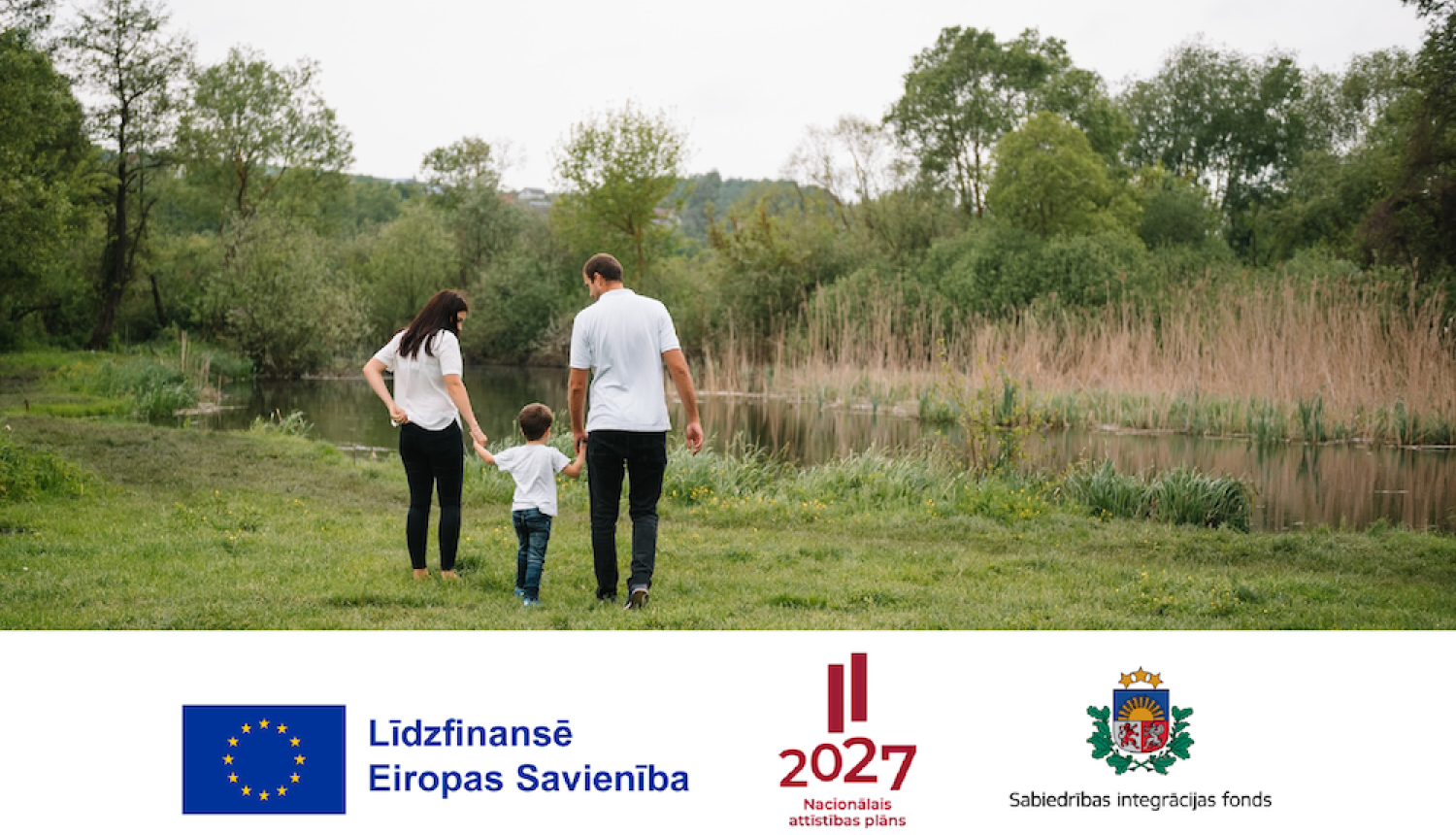 ģimene pastaigājas