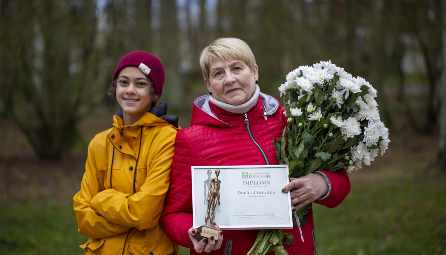 Tamāra Krēsliņa ar balvu "Cilvēka izaugsmei"